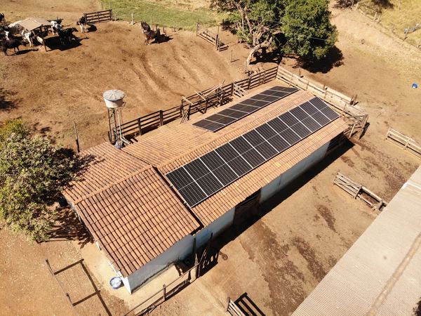 Vista aérea: curral e galpões de manejo com painéis solares instalados pela Bolt Solar
