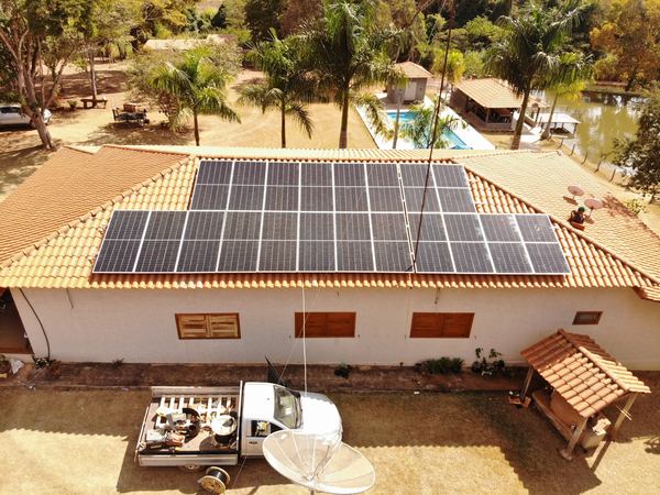 Vista aérea: sede de fazenda com painéis solares instalados pela Bolt Solar